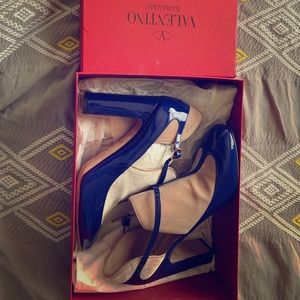 39.5 Valentino patent leather ankle boots